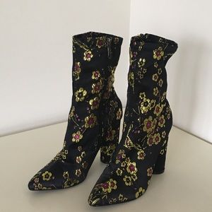 Cape Robin Embroidered Cherry Blossom Boots 🌸